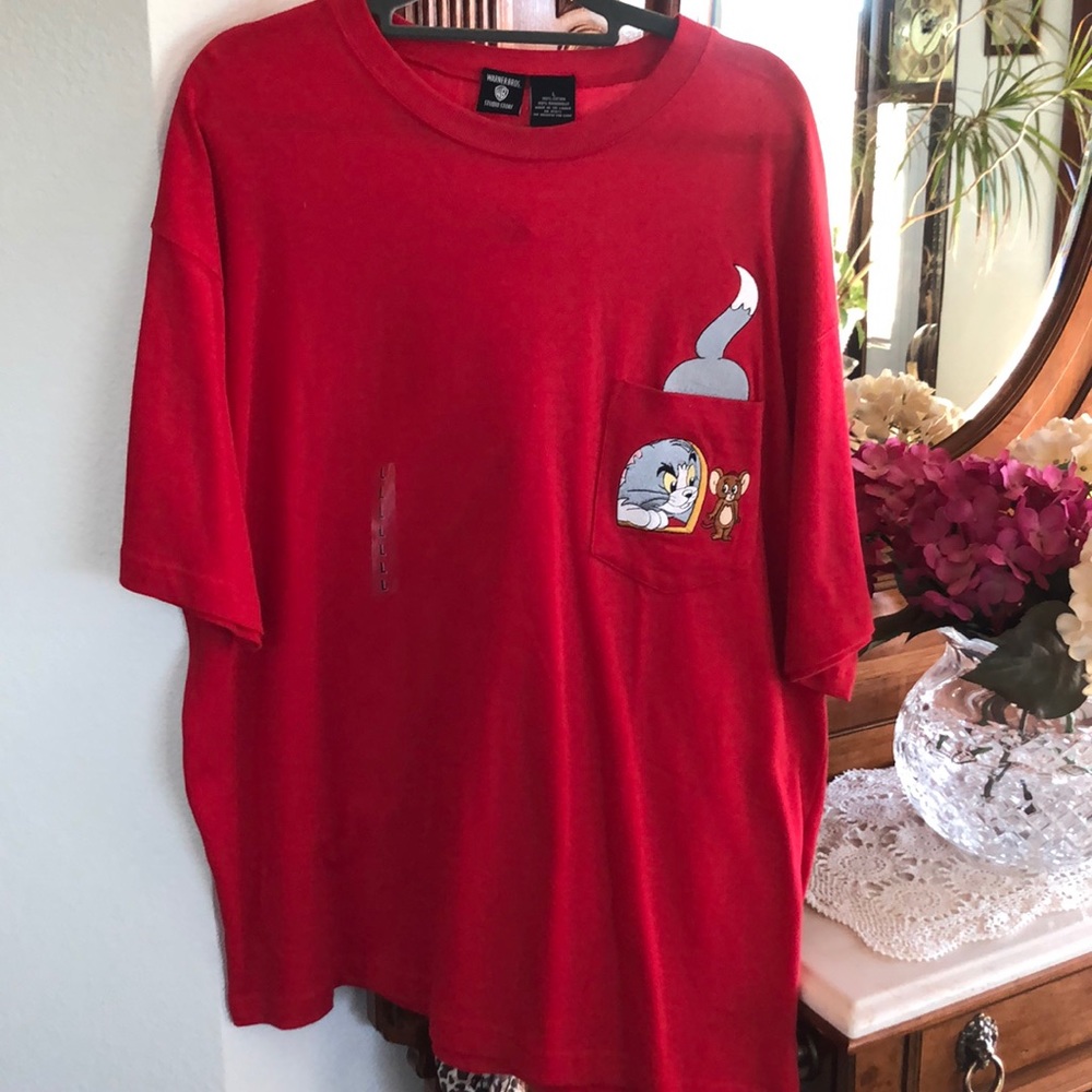 NWT - Warner Bros Looney Tunes adult t shirt.